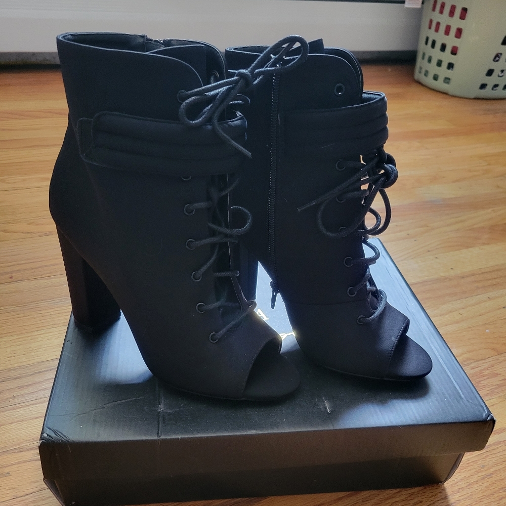 Olivia Ferguson - "Lita" - Size 8 - Black